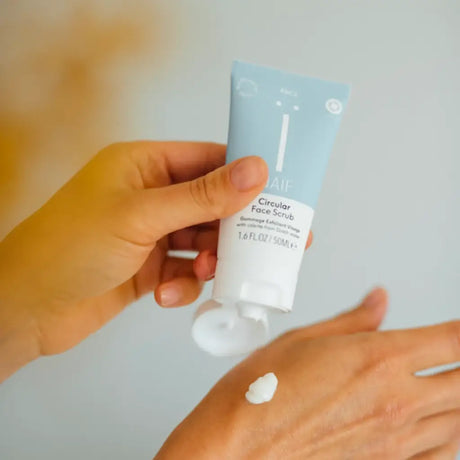 Cirkuläre Gesichtspeeling | 50 ml | Naïf | V Welt